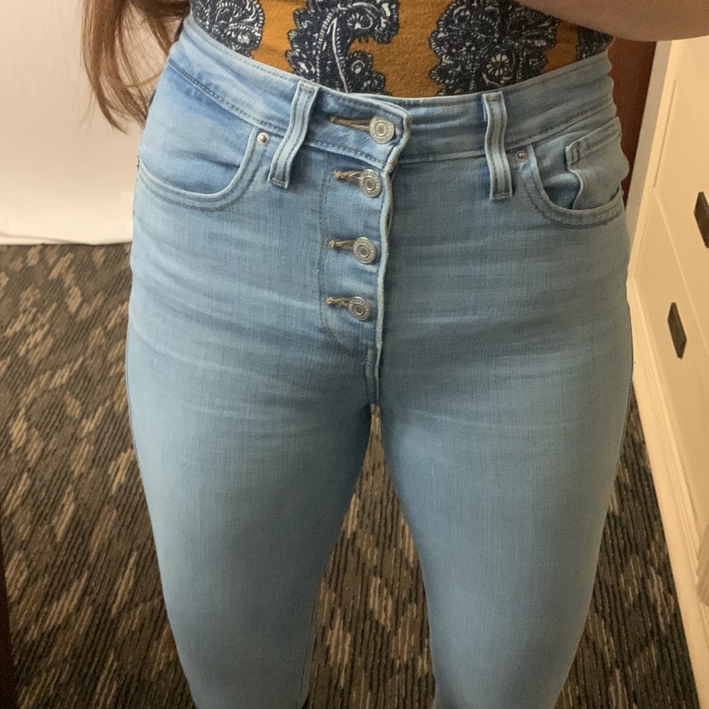 High rise button fly light wash crop Levi’s jeans Sz 27 like new ultra stretchy